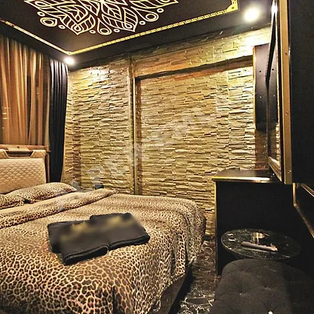 Black House Aparthotel 2*