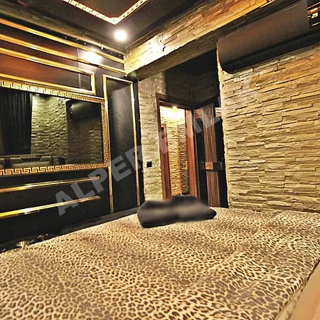 Aparthotel Black House 2*