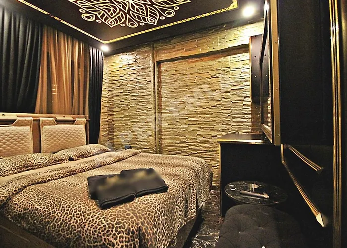 Black House Aparthotel 2*