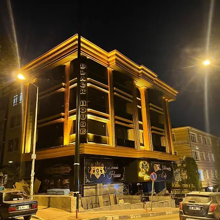 Black House Apartahotel 2*