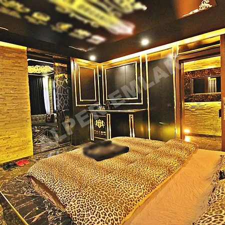 Black House Aparthotel 2*
